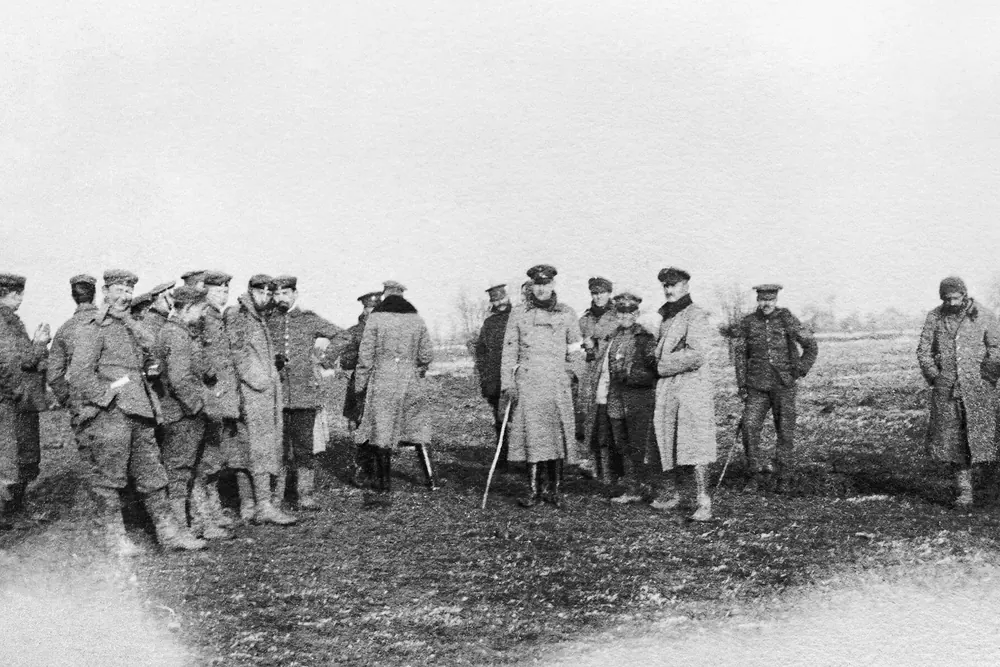 British and German soldiers standing together in no man's land during the Christmas truce of 1914